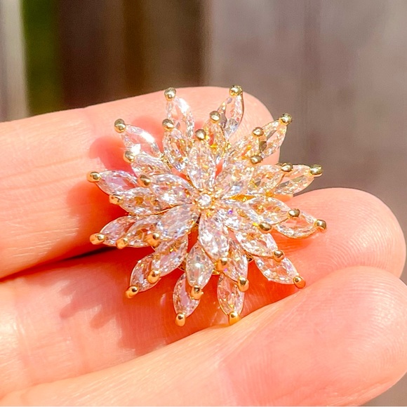 Snowflake Brooch Rotatable Brooch Zircon Snowflake Pin - Picture 7 of 9